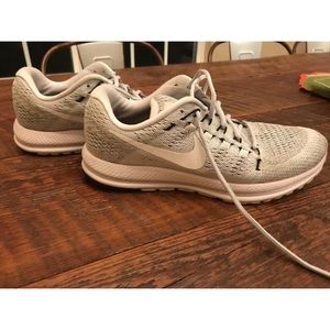 Nike Men’s Zoom Vomero 12 Size 10 Platinum
